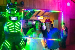 Fiesta con luces y disfraces llamativos