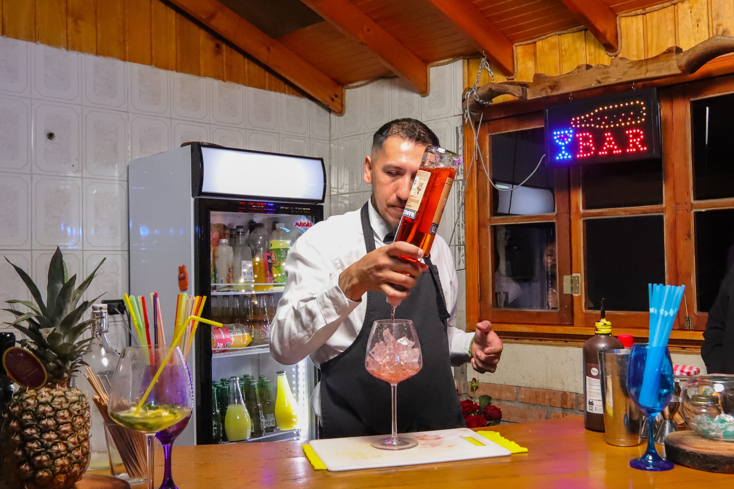 Bartender preparando cóctel en bar del Centro de Eventos Capitán, Los Ángeles Chile