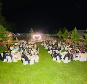 Fiesta nocturna con muchas personas.