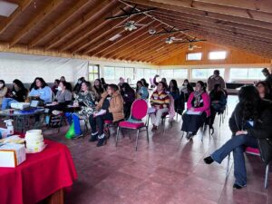 Reunión de personas en un salón.