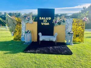 Escenario decorado con mensaje positivo.