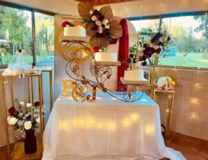 Mesa decorada con pastel de bodas