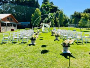 Boda al aire libre con decoración elegante