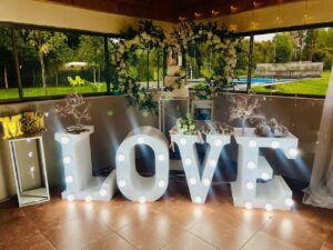Decoración romántica con luces brillantes