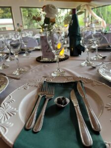 Mesa elegante con cubiertos y decoraciones