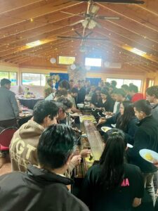 Gente sirviéndose comida en evento.