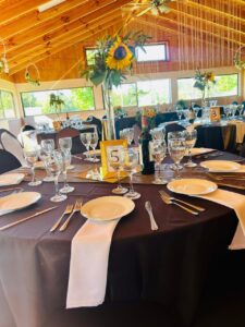 Mesa elegantemente decorada para evento